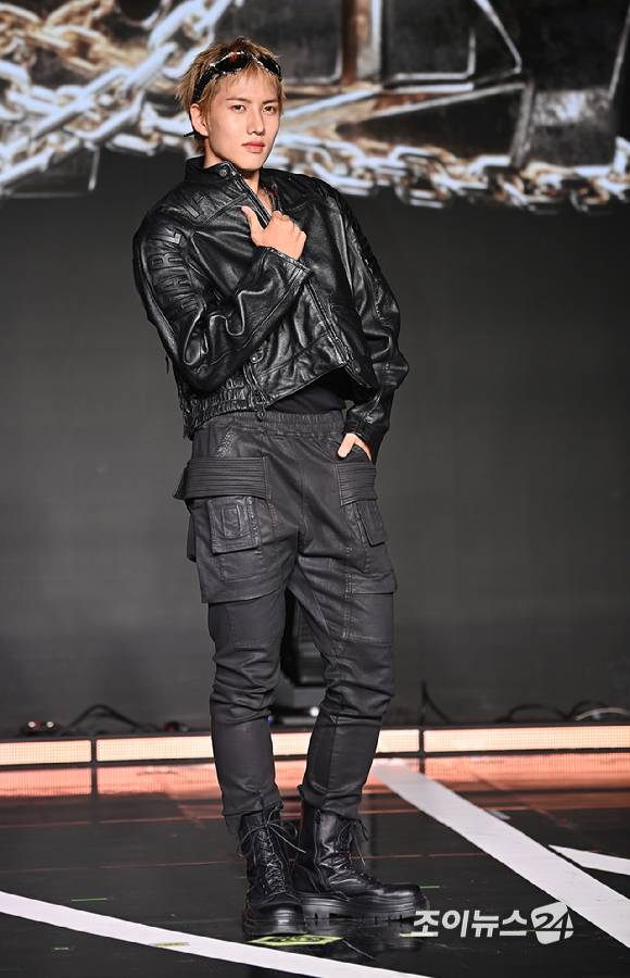 그룹 82메이저(82MAJOR) 조성일이 30일 오후 서울 강남구 일지아트홀에서 열린 미니 4집 '트로피' 컴백 쇼케이스에서 포토타임을 갖고 있다. [사진=곽영래 기자]