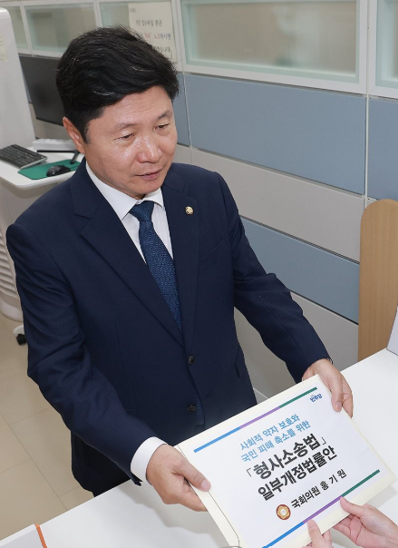 더불어민주당 홍기원 의원이 14일 국회 의안과에 검찰의 예외적 보완수사권을 허용하는 형사소송법 개정안을 제출하고 있다. [사진=연합뉴스]