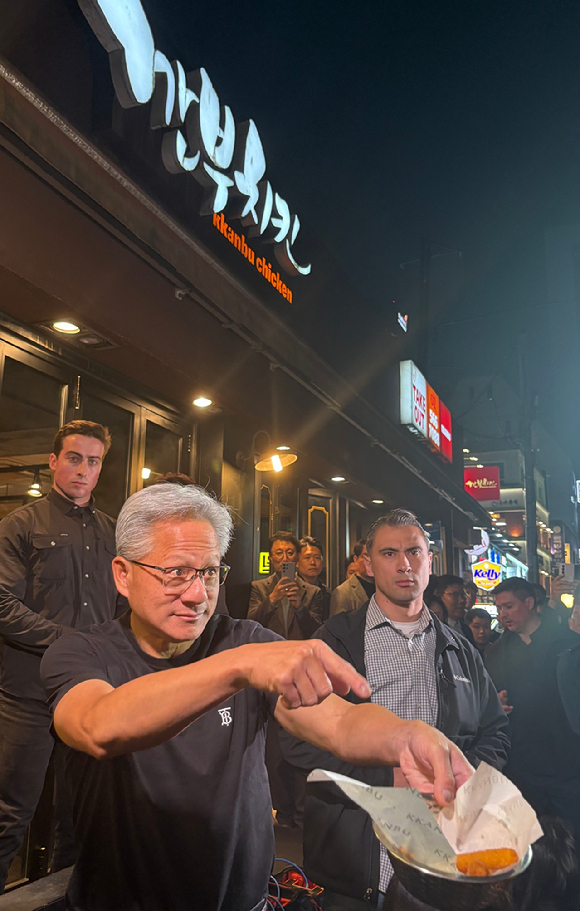 30일 서울 삼성동 인근 깐부치킨에서 젠슨 황 엔비디아 최고경영자가 이재용 삼성전자 회장, 정의선 현대차 그룹 회장이 회동할 것으로 알려지자 취재진과 시민들로 붐비고 있다. 2025.10.30 [사진=연합뉴스]