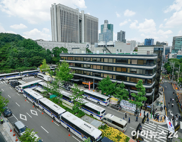 12·3 비상계엄과 관련해 특검의 수사를 받는 윤석열 전 대통령이 두 번째 구속 전 피의자 심문(영장실질심사)을 받기 위해 지난 9일 서울 서초구 중앙지법으로 출석하고 있다. [사진=사진공동취재단]