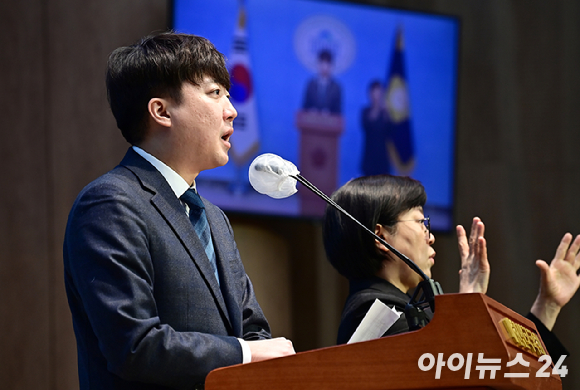 이준석 개혁신당 정강정책위원장이 8일 오전 서울 여의도 국회 소통관에서 개혁신당 정강 정책 관련 기자회견을 하고 있다. [사진=곽영래 기자]