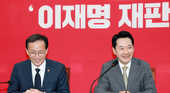 국민의힘 장동혁 대표가 2일 취임 인사차 국회를 찾은 이형일 부총리 겸 재정경제부 장관을 접견, 인사말하고 있다. 2026.10.2 [사진=연합뉴스]