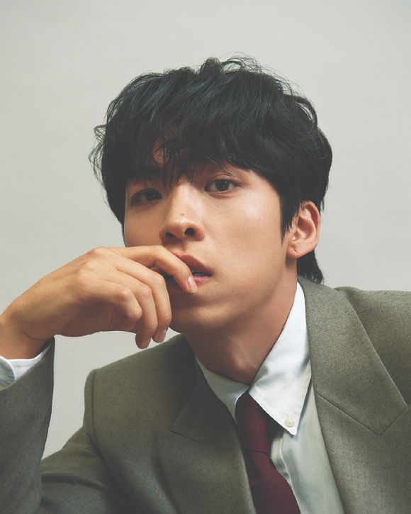 배우 주종혁이 디즈니+ 시리즈 '트리거' 인터뷰에 앞서 사진촬영을 하고 있다. [사진=월트디즈니 컴퍼니 코리아 ]