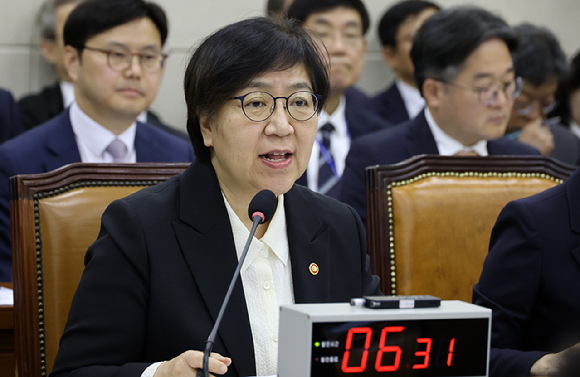 정은경 보건복지부 장관이 27일 국회 보건복지위원회에서 열린 2026년도 종합 국정감사에 출석해 질의에 답하고 있다. [사진=연합뉴스]