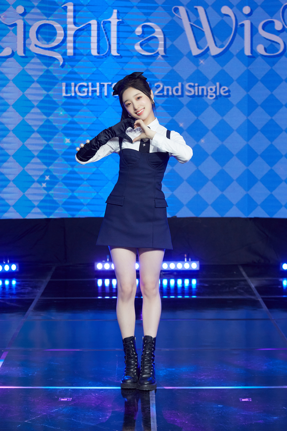 걸그룹 라잇썸(LIGHTSUM) 히나가 13일 온라인으로 진행된 두 번째 싱글 'Light a Wish' 발매 기념 쇼케이스에 참석해 포즈를 취하고 있다. [사진=큐브엔터테인먼트]