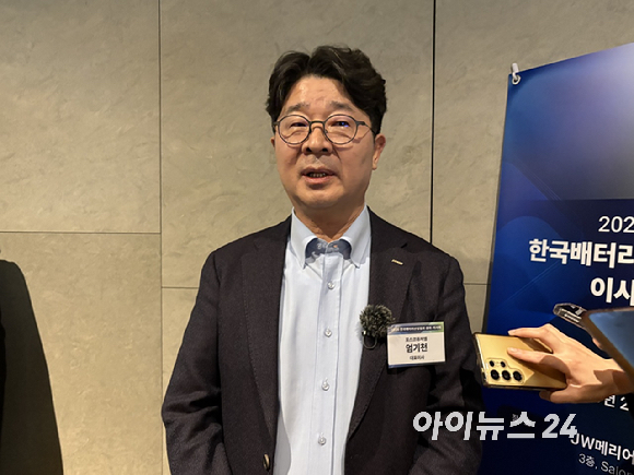 '배터리협회 이사회'가 끝난 뒤 취재진 질문에 답하는 엄기천 제9대 배터리산업협회장. [사진=권서아 기자]