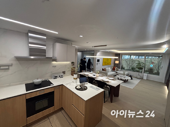 래미안 엘라비네의 전용 84㎡ 분양가는 17억300만~18억4800만원으로, 강서구 최근 분양 단지보다 약 25% 높은 수준이다.래미안 사진은 엘라비네 견본주택 내 단지 모형도. [사진=김민지 기자]