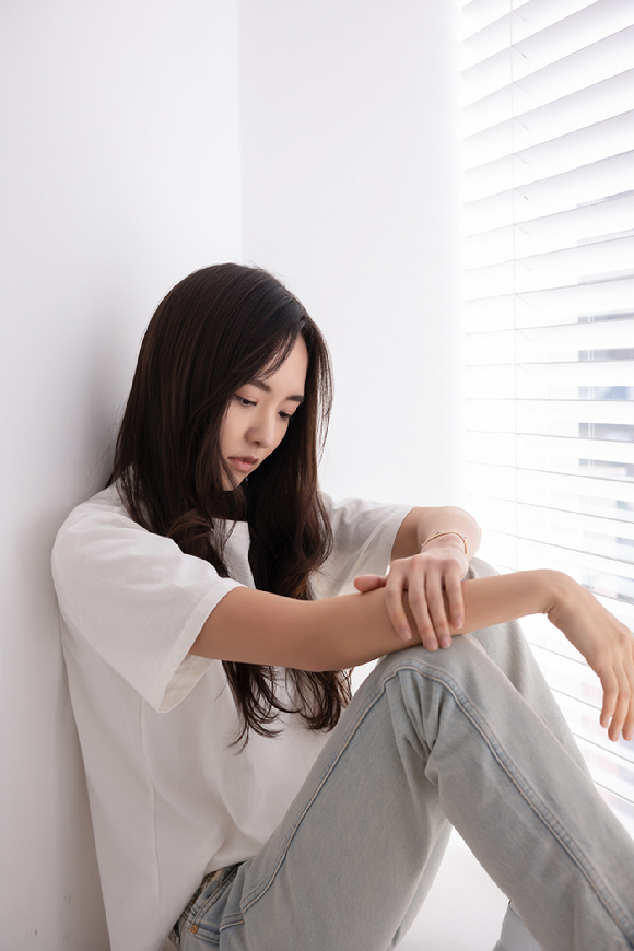 배우 호조가 인터뷰 관련 촬영에서 포즈를 취하고 있다. [사진=저스트엔터테인먼트]
