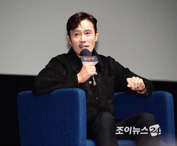 배우 이병헌이 19일 오후 부산 해운대구 동서대학교 소향씨어터 신한카드홀에서 열린 제30회 부산국제영화제(BIFF) 액터스 하우스 행사에 참석하고 있다. [사진=정소희 기자]