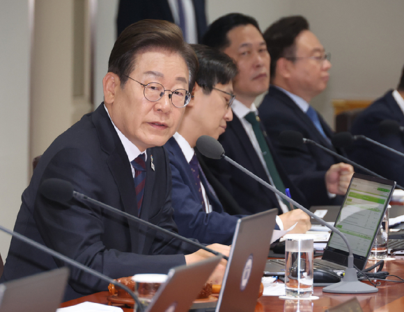 강훈식 대통령 비서실장이 지난 8일 용산 대통령실에서 정무,홍보,민정 수석 인선을 발표하고 있다. 왼쪽부터 우상호 정무수석, 강 비서실장, 오광수 민정수석, 이규연 홍보소통수석. 2025.6.8 [사진=연합뉴스]