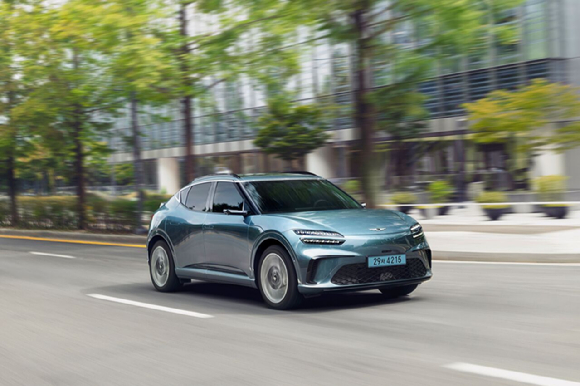 제네시스 브랜드(이하 제네시스)가 고객 편의 사양을 강화하고 선택권을 확대한 연식 변경 모델 '2027 GV60'과 '2027 GV70 전동화 모델'을 19일 출시했다. [사진=제네시스]