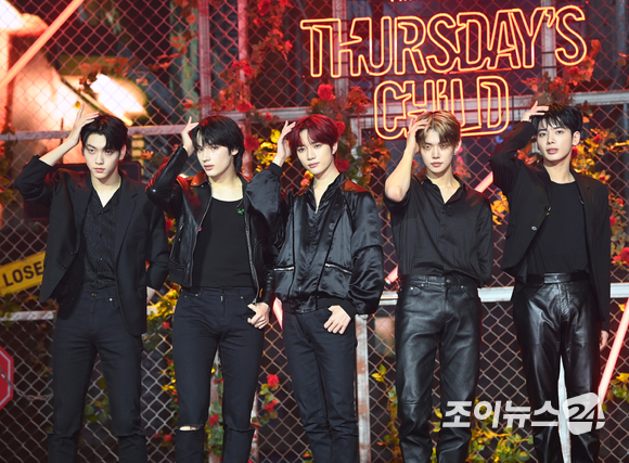 그룹 투모로우바이투게더(TXT&middot;투바투)가 9일 오후 서울 광진구 광장동 예스24라이브홀에서 열린 투모로우바이투게더 미니 4집 '미니소드 2 : 서스데이스 차일드(minisode 2: Thursday's Child)' 미디어 쇼케이스 행사에 참석해 포즈를 취하고 있다. [사진=정소희 기자]
