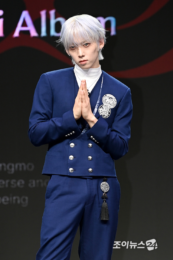 그룹 앰퍼샌드원(AMPERS&ONE) 나캠든이 8일 서울 용산구 노들섬 라이브하우스에서 열린 미니 4집 '데피니션'(DEFINITION) 발매 기념 쇼케이스에서 포토타임을 갖고 있다. [사진=곽영래 기자]