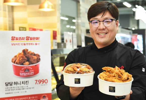 한상인 홈플러스 메뉴개발총괄이사가 13일 서울 등촌동 홈플러스 강서점에서 당당 시리즈 2탄 '당당 쉬림프 후라이드'와 '당당 칠리 쉬림프 후라이드'를 선보이고 있다. [사진=홈플러스]