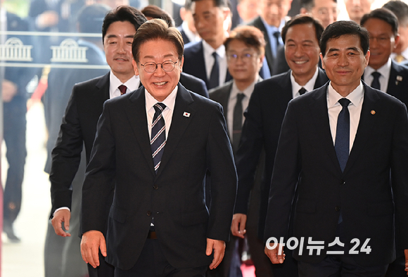 이재명 대통령이 26일 서울 여의도 국회에서 열린 추가경정예산안 시정연설을 위해 들어서고 있다. [사진=곽영래 기자]