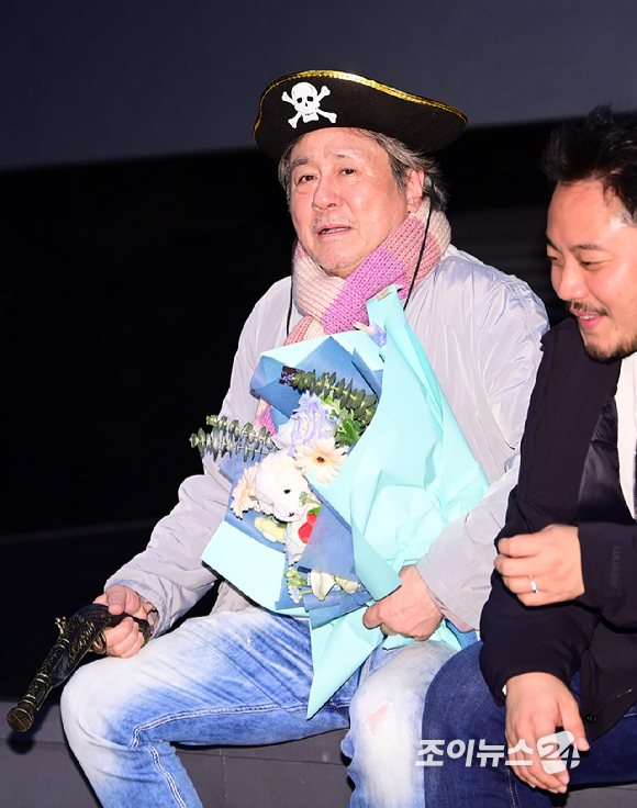 배우 최민식이 23일 오후 서울 롯데시네마 건대입구에서 열린 영화 '파묘'(감독 장재현) 흥행 감사 무대인사를 갖고 있다. 영화의 주역들은 천만 돌파가 예정돼 있는 이번 주말 무대인사를 돌며 흥행의 기쁨을 관객과 나눴다. [사진=정소희 기자]