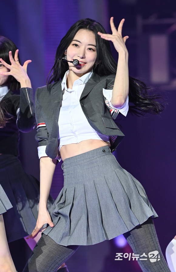 그룹 르세라핌(LE SSERAFIM) 사쿠라가 2일 오후 서울 중구 장충체육관에서 열린 르세라핌 'FEARLESS' 발매 기념 미디어 쇼케이스에서 멋진 무대를 선보이고 있다. [사진=정소희 기자]