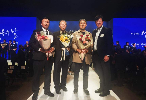 태광산업&middot;대한화섬 소속 임직원이 &lsquo;제39회 섬유의 날&rsquo; 기념식에서 산업통상자원부 장관 표창 등을 수상한 뒤 기념촬영을 하고 있다.[사진=태광산업]