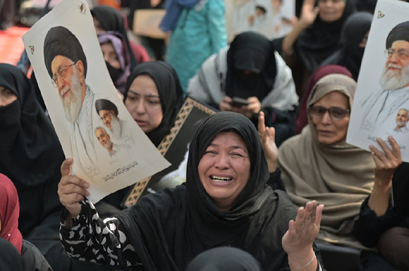 1일 파키스탄 라호르에 있는 미국 영사관 밖에 모인 시위대가 미군의 공격에 사망한 이란 최고 지도자 하메네이를 추모하는 시위를 벌이고 있는 모습. [사진=EPA/연합뉴스]