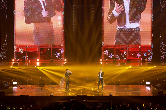 가수 김준수, 김재중이 데뷔 20주년 기념 단독 콘서트에서 무대를 꾸미고 있다. [사진=팜트리아일랜드, iNKODE]