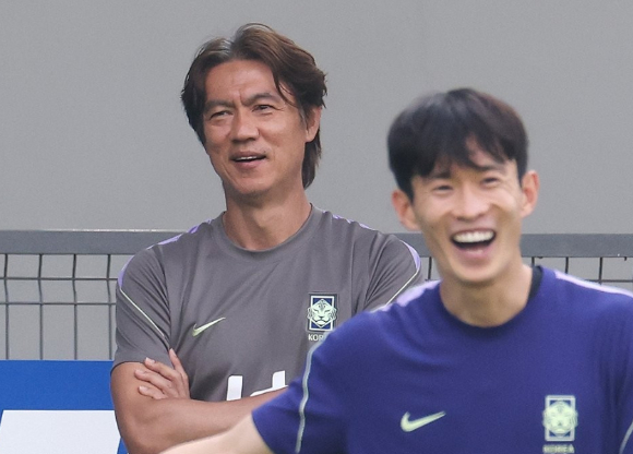 남아프리카공화국과 2026 북중미 월드컵 A조 조별리그 3차전을 치른 한국 축구 국가대표팀 홍명보 감독이 25일(현지시간) 멕시코 과달라하라 인근 사포판의 치바스 바예 베르데에서 대표팀 훈련을 지켜보고 있다. [사진=연합뉴스 ]