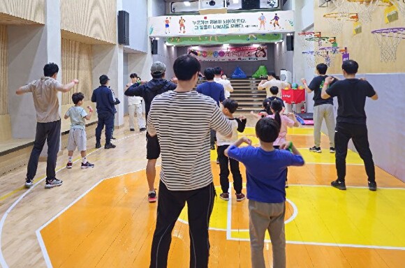 지난 18일 진행된 경기도교육청 ‘아빠, 엄마와 함께해봄’ 프로그램 모습. [사진=경기도교육청]