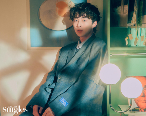 배우 배인혁이 화보 촬영에서 포즈를 취하고 있다. [사진=싱글즈]