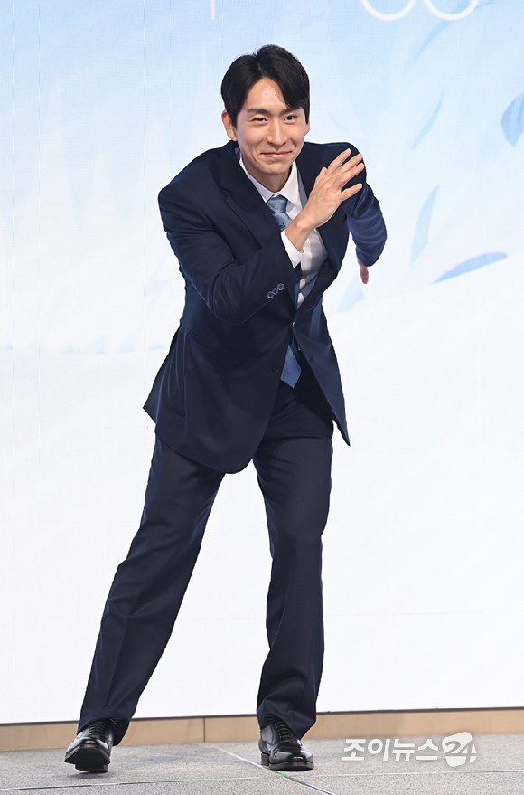 이승훈 해설위원이 14일 서울 여의도 페어몬트 앰배서더 서울에서 열린 JTBC '2026 밀라노 코르티나 동계올림픽' 기자간담회에서 포즈를 취하고 있다. [사진=곽영래 기자]