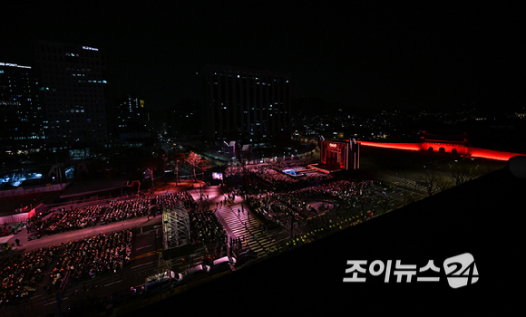 방탄소년단(BTS)이 21일 오후 서울 광화문 광장에서 정규 5집 '아리랑(ARIRANG)' 앨범 발매를 기념해 컴백 무대를 선보이고 있다. [사진=사진공동취재단]