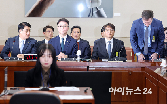 브랫 매티스 쿠팡 최고정보보호책임자(CISO, 오른쪽 첫 번째)가 2일 서울 여의도 국회에서 열린 과학기술정보방송통신위원회의 쿠팡 개인정보 유출 사고 관련 현안질의에 출석해 인사하고 있다. 왼쪽부터 이정렬 개인정보보호위원회 부위원장, 류제명 과학기술정보통신부 2차관, 박대준 쿠팡 대표, 브랫 매티스 쿠팡 CISO. [사진=안세준 기자]