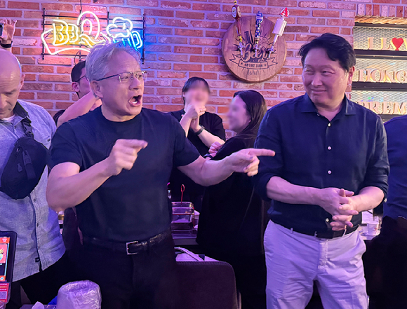 젠슨 황 엔비디아 최고경영자(CEO)가 지난 5일 서울 마포구 비비큐(BBQ) 홍대입구점에서 최태원 SK그룹 회장, 구광모 LG그룹 회장, 이해진 네이버 의장 등과 대화하고 있다. [사진=연합뉴스]
