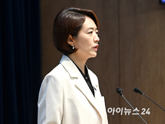 고민정 더불어민주당 의원이 8일 서울 여의도 국회 소통관에서 당대표 출마 기자회견을 하고 있다. [사진=곽영래 기자]