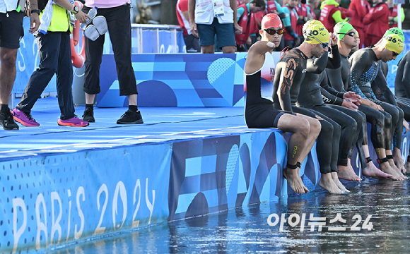 김황태가 2일(현지시간) 프랑스 파리 알렉상드로 3세 다리 인근에서 열린 2024 파리 패럴림픽 남자 트라이애슬론(철인 3종) PTS3 등급 경기에서 스타트를 준비하고 있다. [사진=사진공동취재단]