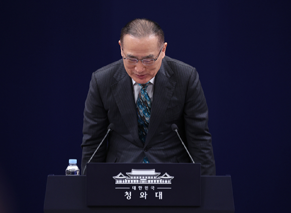 위성락 국가안보실장이 24일 청와대 춘추관에서 미국&middot;캐나다&middot;일본 방문 관련 브리핑에 앞서 인사하고 있다. 2025.12.24 [사진=연합뉴스]