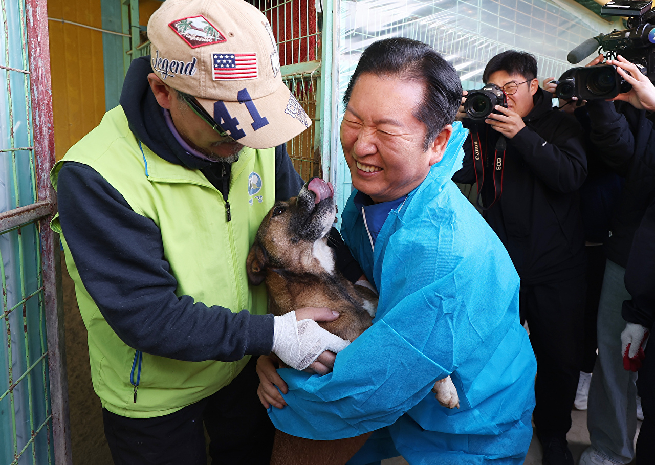 정청래 더불어민주당 신임 대표가 2일 경기 고양시 킨텍스에서 열린 제2차 임시전국당원대회에서 당기를 흔들고 있다. [사진=곽영래 기자]