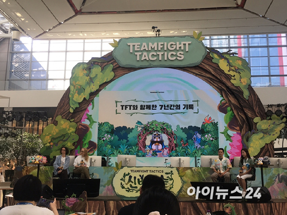 (좌측부터) 아만다 잭슨 TFT 소셜 미디어 리드 겸 '신비의 숲' 커뮤니티 리드, 브리짓 브레넌 TFT 크리에이티브 프로덕션 총괄, 김준우 TFT 한국 퍼블리싱 리드, 정하림 TFT 커뮤니티 매니저. [사진=문영수 기자]