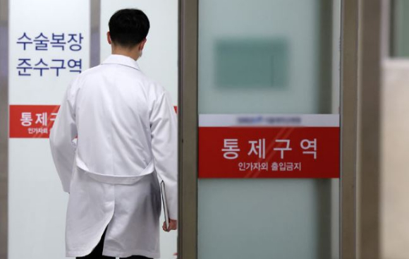 서울 시내 한 대형병원에서 의사가 수술부로 들어가는 모습. [사진=뉴시스]