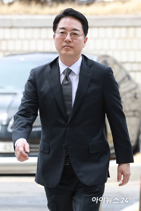 이종섭 전 국방부 장관의 출국금지를 해제하는 과정에 관여한 혐의를 받는 심우정 전 검찰총장(당시 법무부 차관)이 31일 오후 서울 서초구 서울중앙지방법원에서 열린 '이종섭 호주 도피 의혹' 첫 공판에 출석하고 있다. [사진=사진공동취재단]