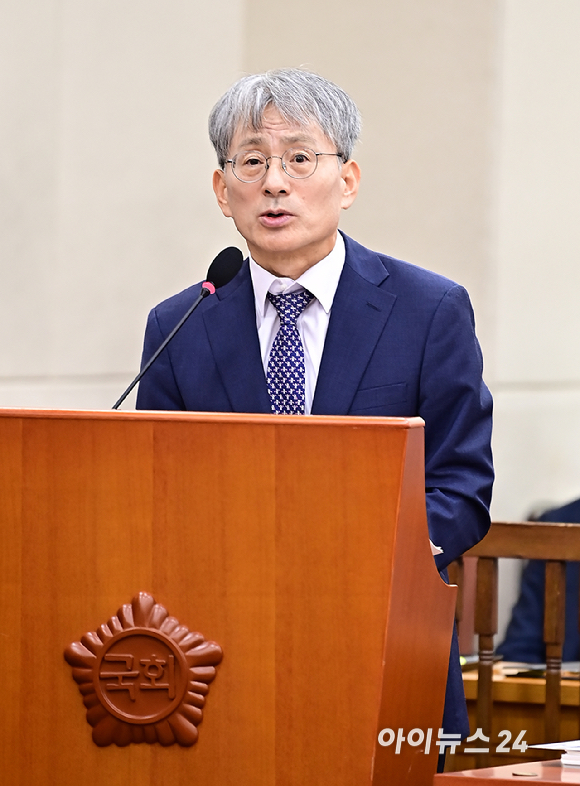 김광동 진실화해위원장이 11일 오전 서울 여의도 국회에서 열린 행정안전위원회 전체회의에서 업무보고를 하고 있다. [사진=곽영래 기자]