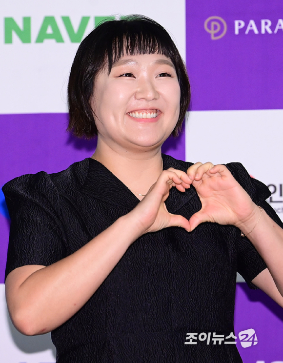 방송인 이수지가 7일 서울 용산구 CGV 아이파크몰에서 진행된 '제5회 청룡 시리즈 어워즈' 핸드프린팅 행사에 참석하고 있다. [사진=정소희 기자]