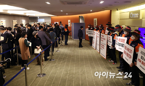 24일 오전 서울 중구 코리아나호텔에서 제 52기 고려아연 정기 주주총회가 열린 가운데, 주총장 입구에서 고려아연노조가 피켓 시위를 하고 있다. [사진=곽영래 기자]