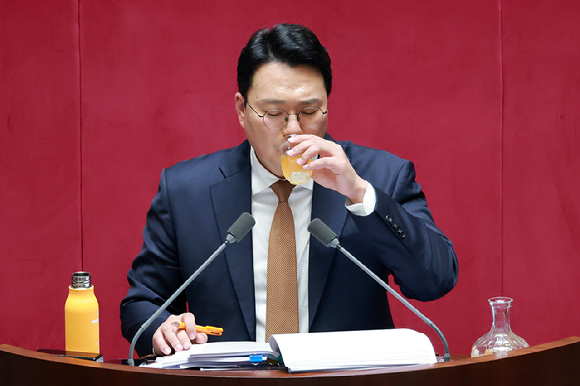 개혁신당 천하람 원내대표가 16일 국회에서 열린 2026년 1월 임시국회 1차 본회의에서 2차 종합특검법안에 대해 무제한 토론을 이어가며 목을 축이고 있다. 2026.1.16 [사진=연합뉴스]