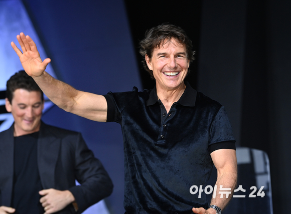 할리우드 배우 톰 크루즈가 20일 서울 송파구 잠실동 롯데호텔월드 크리스탈볼룸에서 열린 영화 '탑건: 매버릭'(감독 조셉 코신스키) 프레스 컨퍼런스에 참석해 포토타임을 갖고 있다. [사진=정소희 기자]