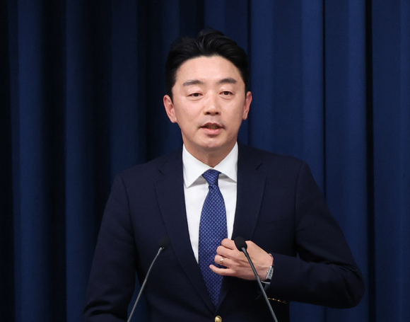 강훈식 대통령비서실장이 3일 용산 대통령실 기자회견장에서 재판중지법 관련 브리핑을 하고 있다. 2025.11.3 [사진=연합뉴스]