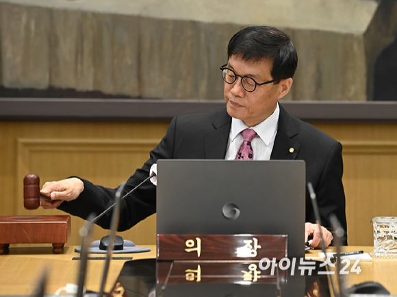 이창용 한국은행 총재가 29일 서울 중구 한국은행에서 열린 금융통화위원회를 주재하며 의사봉을 두드리고 있다. [사진=곽영래 기자]