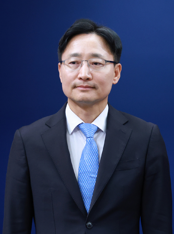 강훈식 대통령 비서실장이 14일 청와대 기자회견장에서 신임 비서실장으로 임명된 임광현 국세청장을 소개하고 있다. 2026.10.14 [사진=연합뉴스]