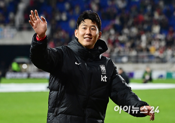 클린스만 감독이 이끄는 한국 축구대표팀은 17일 수원월드컵경기장에서 열린 베트남과 평가전에서 6-0 대승을 거뒀다.손흥민이 팬들에게 인사를 하고 있다. [사진=곽영래 기자]