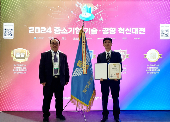 정석항공과학고등학교가 14일 울산전시컨벤션센터(UECO)에서 열린 '2024 중소기업 기술·경영 혁신대전'에서 전국 특성화고등학교 중 유일하게 기술인재분야 대통령 표창을 수상했다. 수상 직후 김종찬 교장(오른쪽)과 송무형 산학협력부장이 기념사진을 찍고 있다. [사진=정석항공과학고]