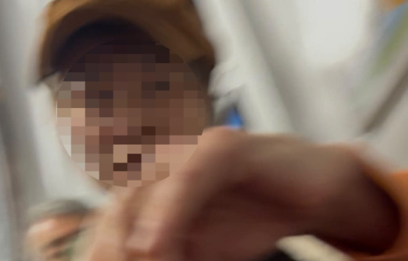 수술을 마치고 귀가하던 여성이 지하철 교통약자석에 앉았다가 한 노년 여성에게 폭언과 폭행을 당했다는 사연이 전해져 논란이다. 영상은 사회관계망서비스(SNS) 스레드 캡처. [영상=스레드]