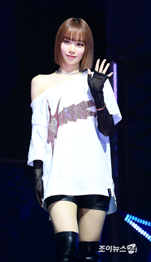 그룹 르세라핌(LE SSERAFIM) 김채원이 29일 오후 서울 광진구 광장동&nbsp;예스24라이브홀에서 열린 미니 4집 'CRAZY' 쇼케이스에 참석해 포즈를 취하고 있다. [사진=정소희 기자]